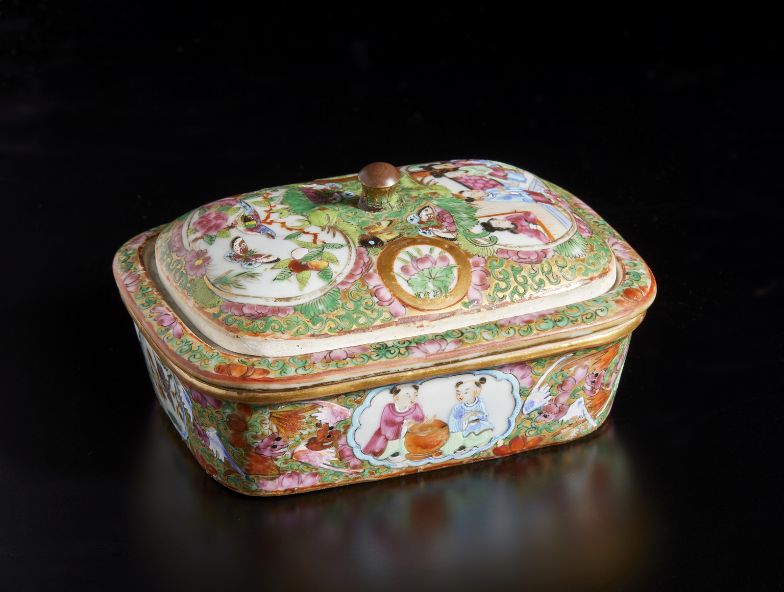 Arte Cinese A famille rose Canton ware porcelain soap box. China, Qing, 19th century. .