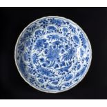 Arte Cinese A blue and white porcelain dishChina, Qing, Kangxi mark and period.