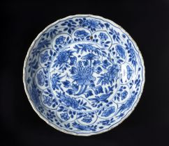 Arte Cinese A blue and white porcelain dishChina, Qing, Kangxi mark and period.