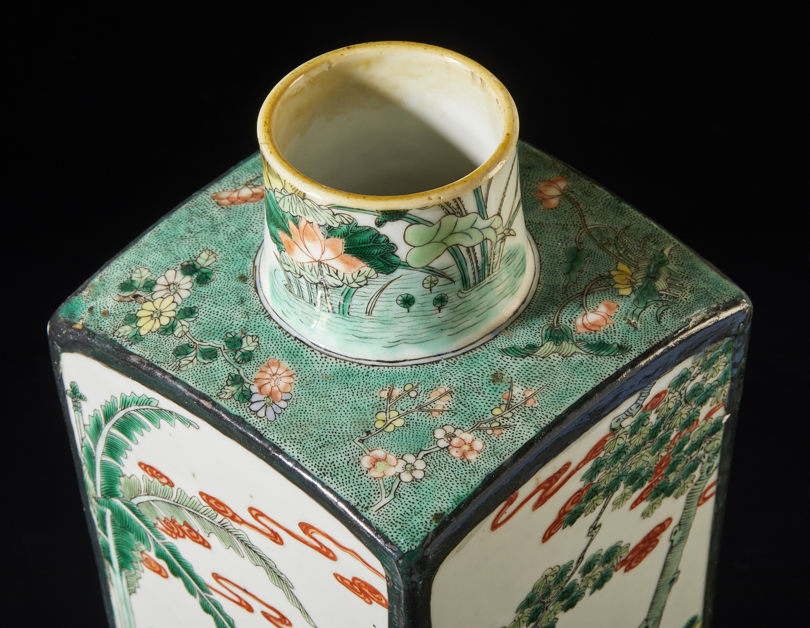 Arte Cinese A faceted famille verte porcelain vase China, Qing dynasty, Kangxi mark and period . - Image 3 of 4