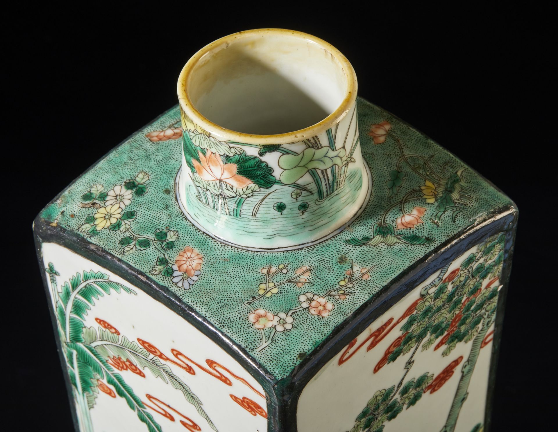 Arte Cinese A faceted famille verte porcelain vase China, Qing dynasty, Kangxi mark and period . - Image 3 of 4