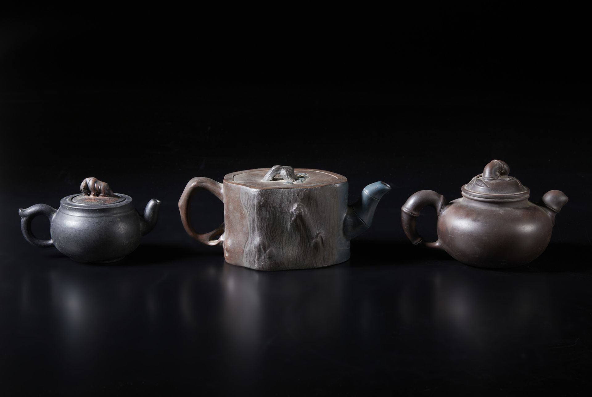 Arte Cinese  A group of five Yixing earthenware teapots China, Republic period. - Bild 3 aus 7