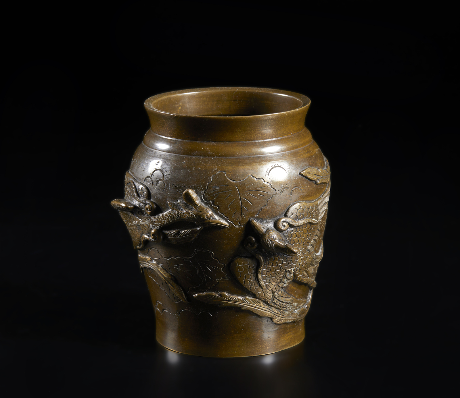 Arte Giapponese A cast bronze vase with high relief decoration and seal mark on the baseJapan, Meij