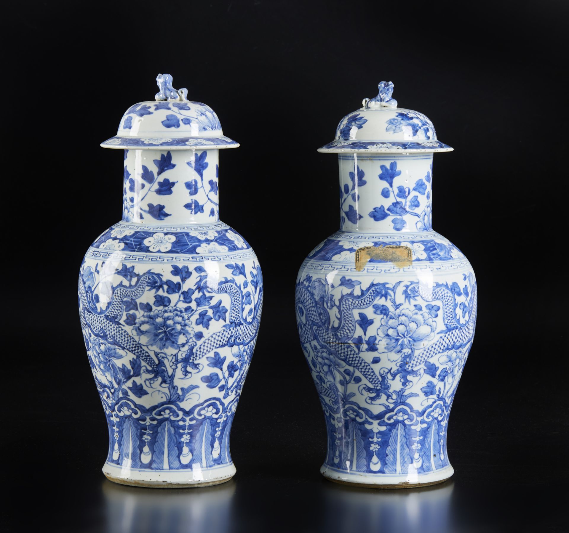 Arte Cinese Two large blue and white porcelain balauster vases and covers, decorated with dragons a - Image 3 of 4