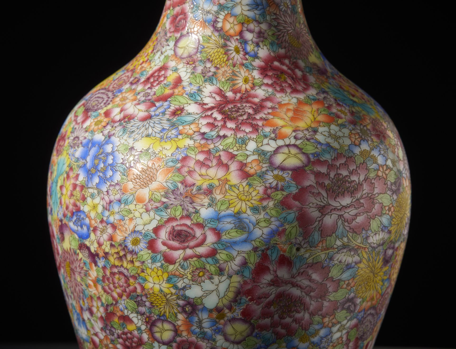 Arte Cinese A millefleur porcelain baluster vase. China, Republic period. - Image 3 of 4