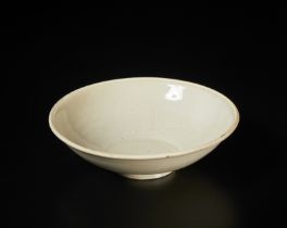Arte Cinese A white glazed pottery cup with floral decorationChina, Song dynasty, 12th century .