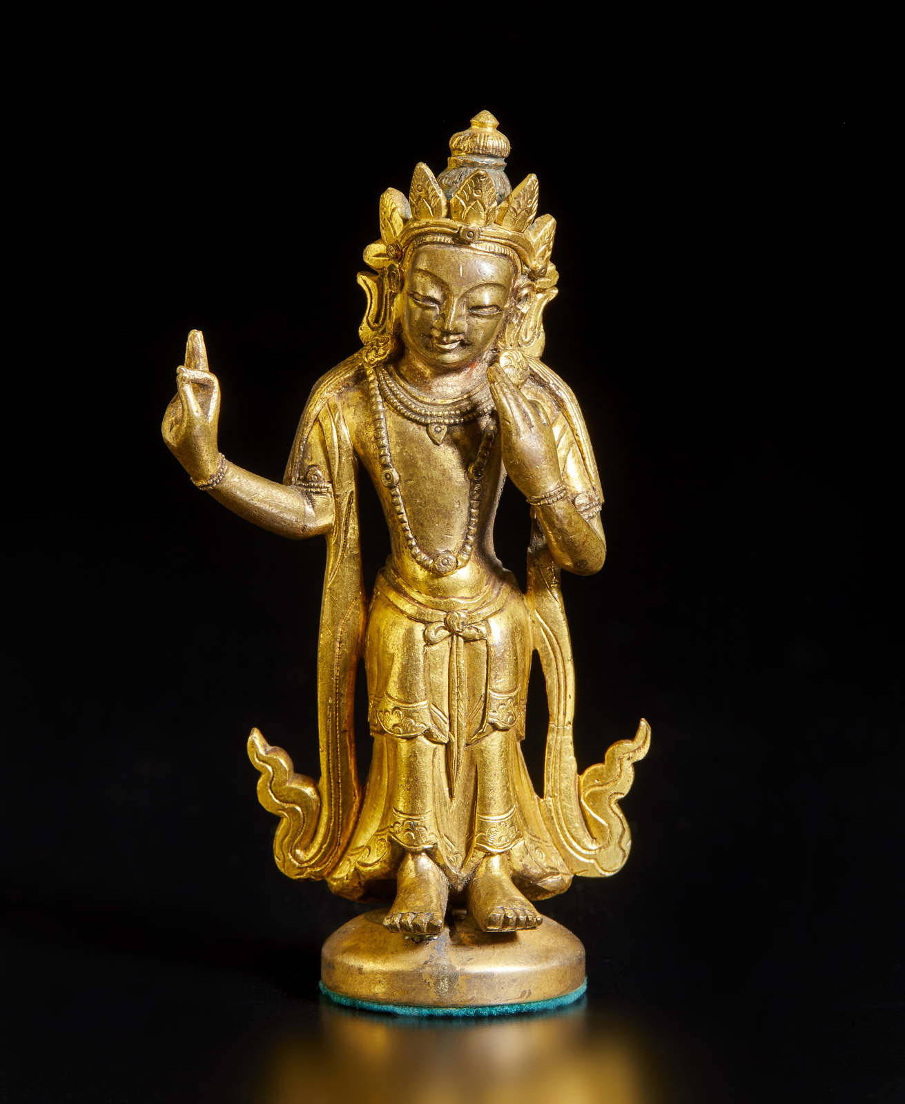 Arte Cinese A gilt bronze figure of standing Guanyin China, Qing dynasty, 18th century .