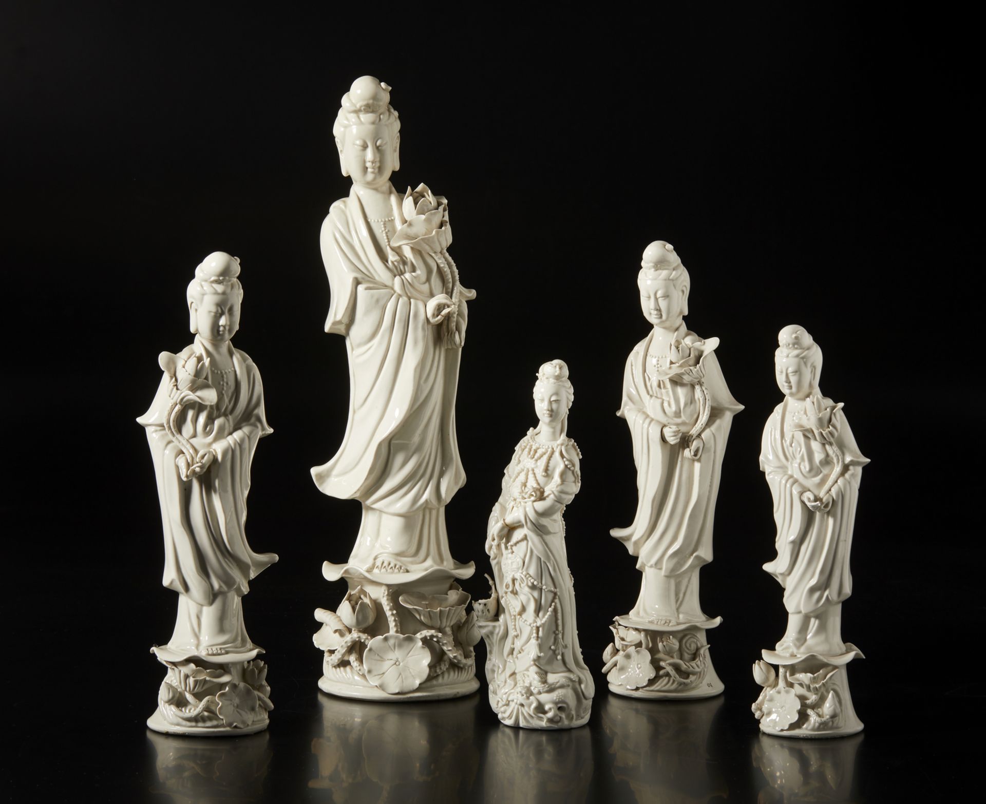 Arte Cinese  Five Dehua porcelain sculptures depicting Guanyjn holding a blooming lotus branchChina,