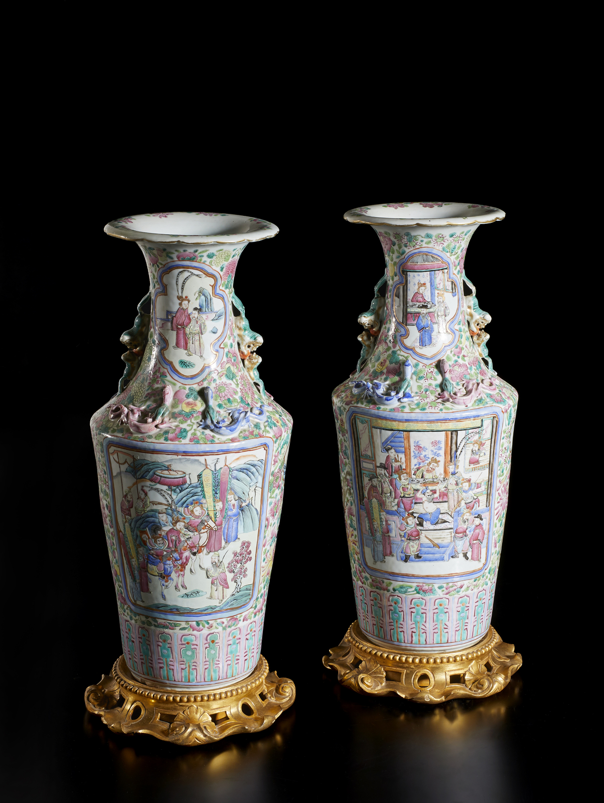 Arte Cinese A pair of cantonese famille rose vases with qilong moulded handlesChina, Qing, early 20 - Image 3 of 5