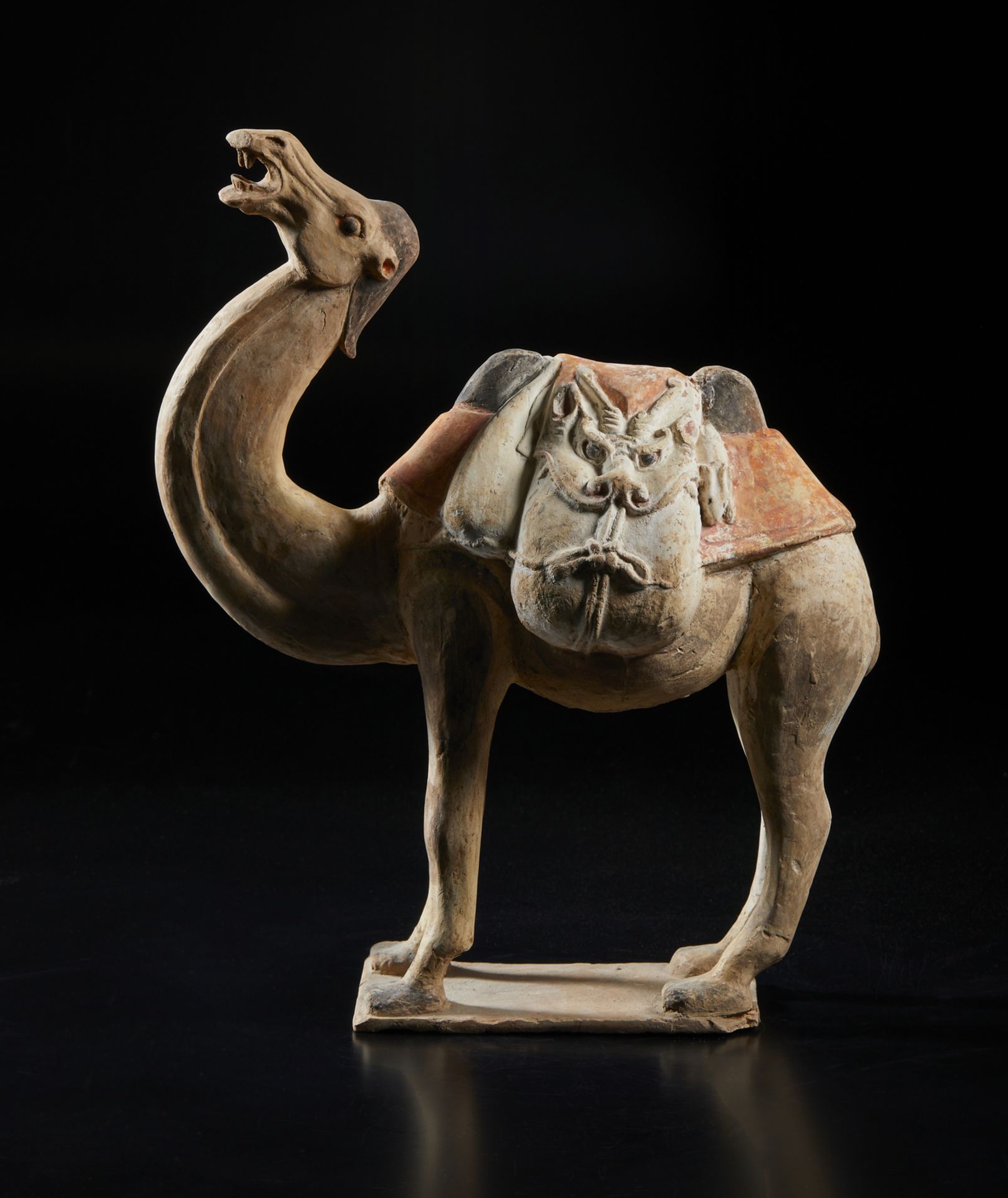 Arte Cinese  A fine model of a caparisoned bactrian camelChina, Tang dynasty, 8th century . - Bild 2 aus 4