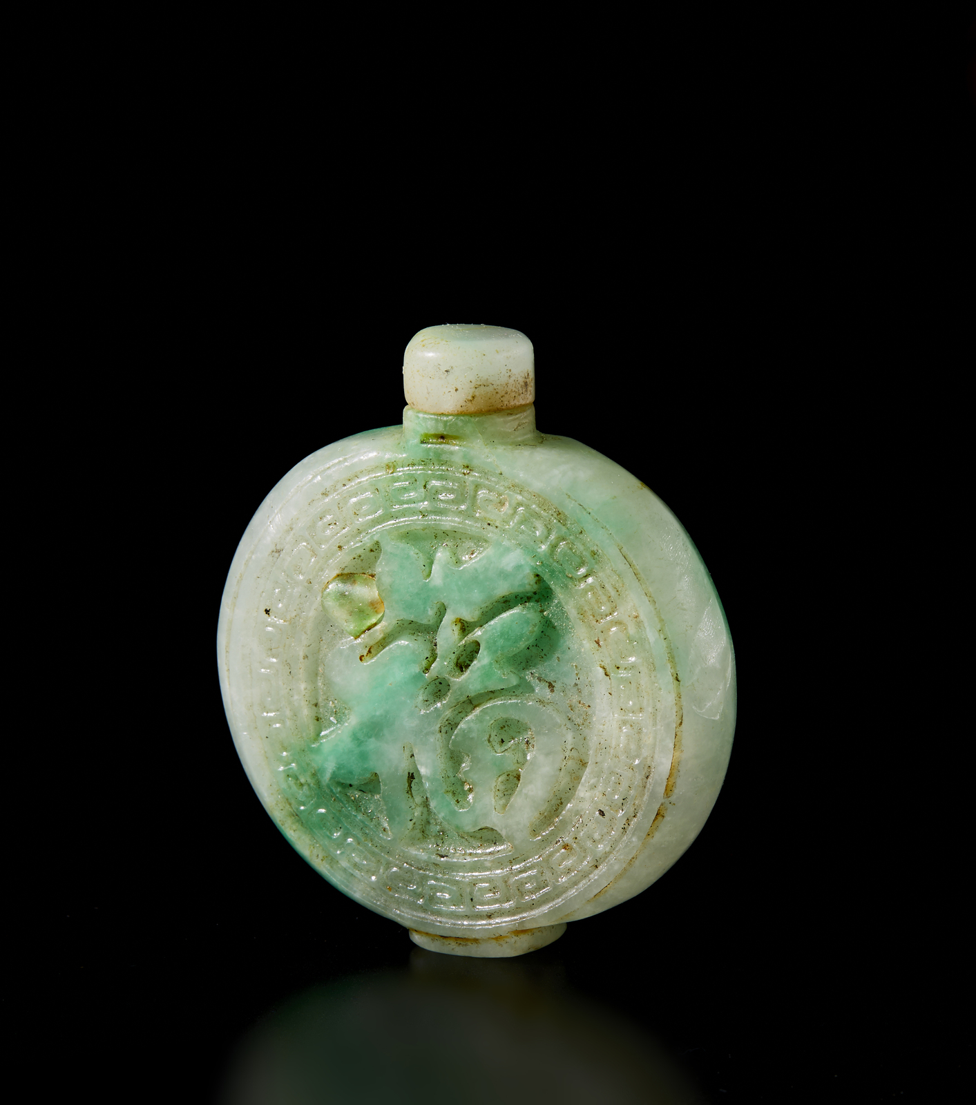 Arte Cinese A carved flat round apple green jade snuff bottleChina, Qing, 19th century.