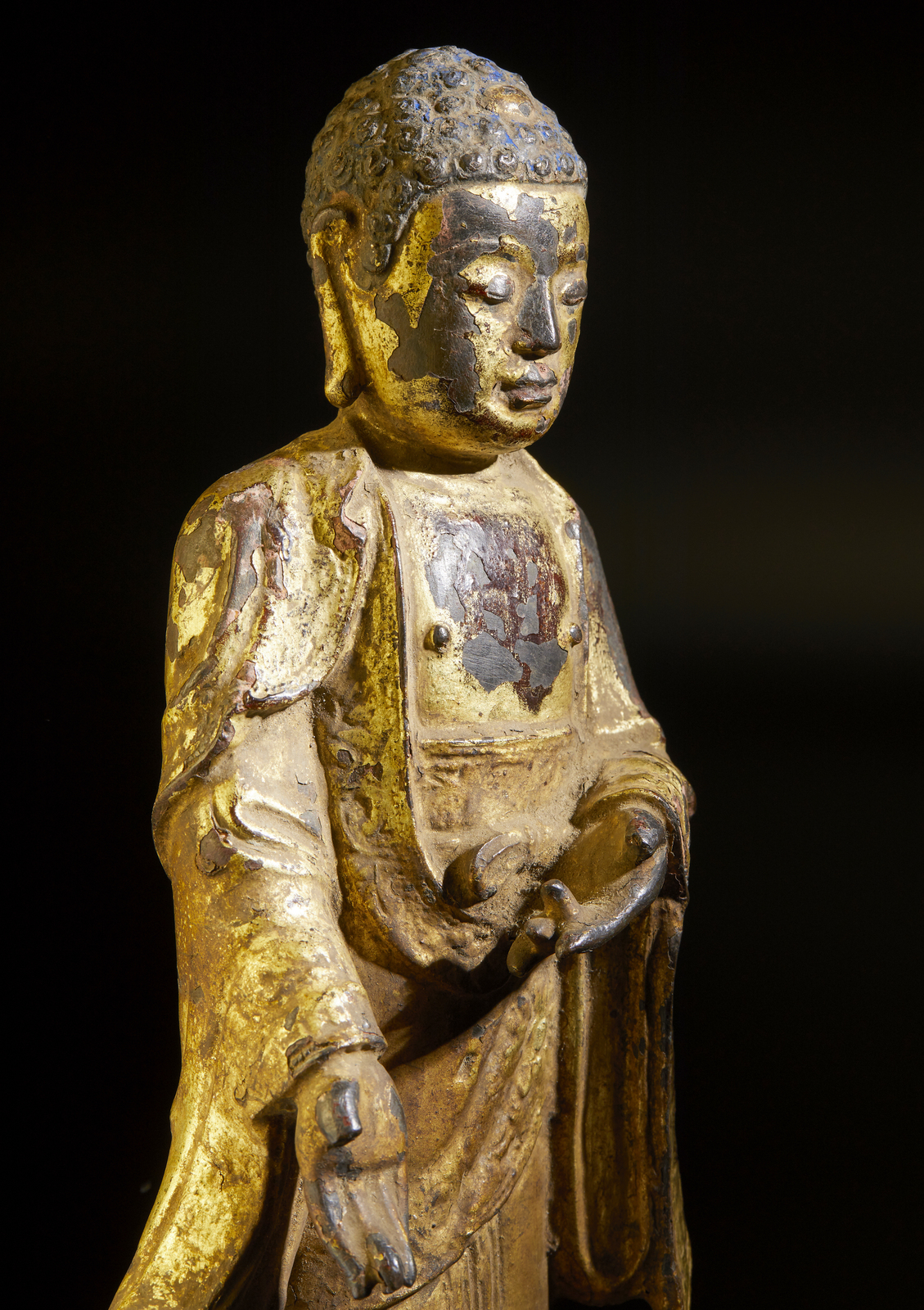 Arte Cinese A gilt lacquered bronze figure of standing BuddhaChina, Ming dynasty, 16th century. - Image 4 of 4