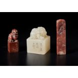 Arte Cinese Two soapstone and one pink quartz seals.Cina, Qing dynasty, XIX secolo.