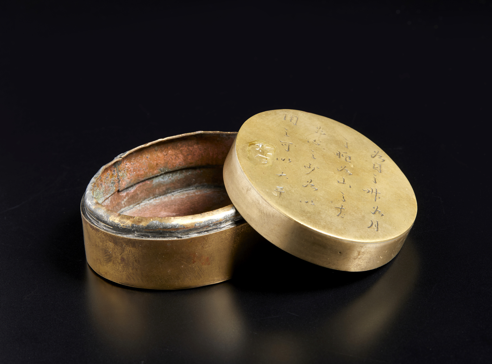 Arte Cinese An oval brass pillbox with inscribed decoration on the lidChina, Qing, 19th century. - Image 2 of 3