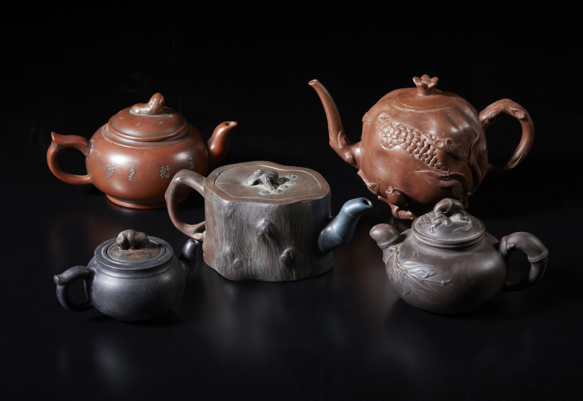 Arte Cinese A group of five Yixing earthenware teapots China, Republic period.