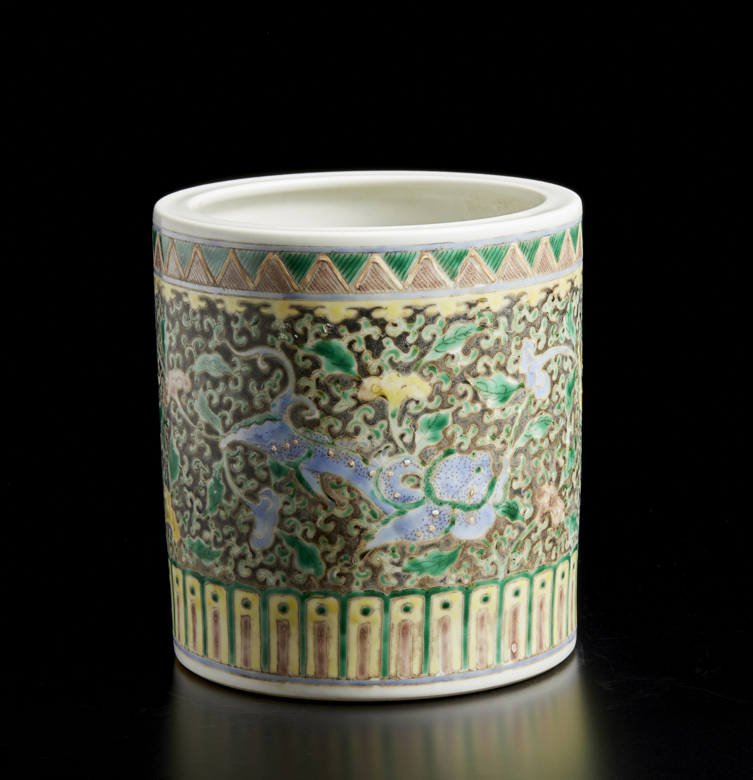 Arte Cinese A "kangxi-wucai" type porcelain brushpot (bitong) bearing a six character Guangxu mark - Image 3 of 4