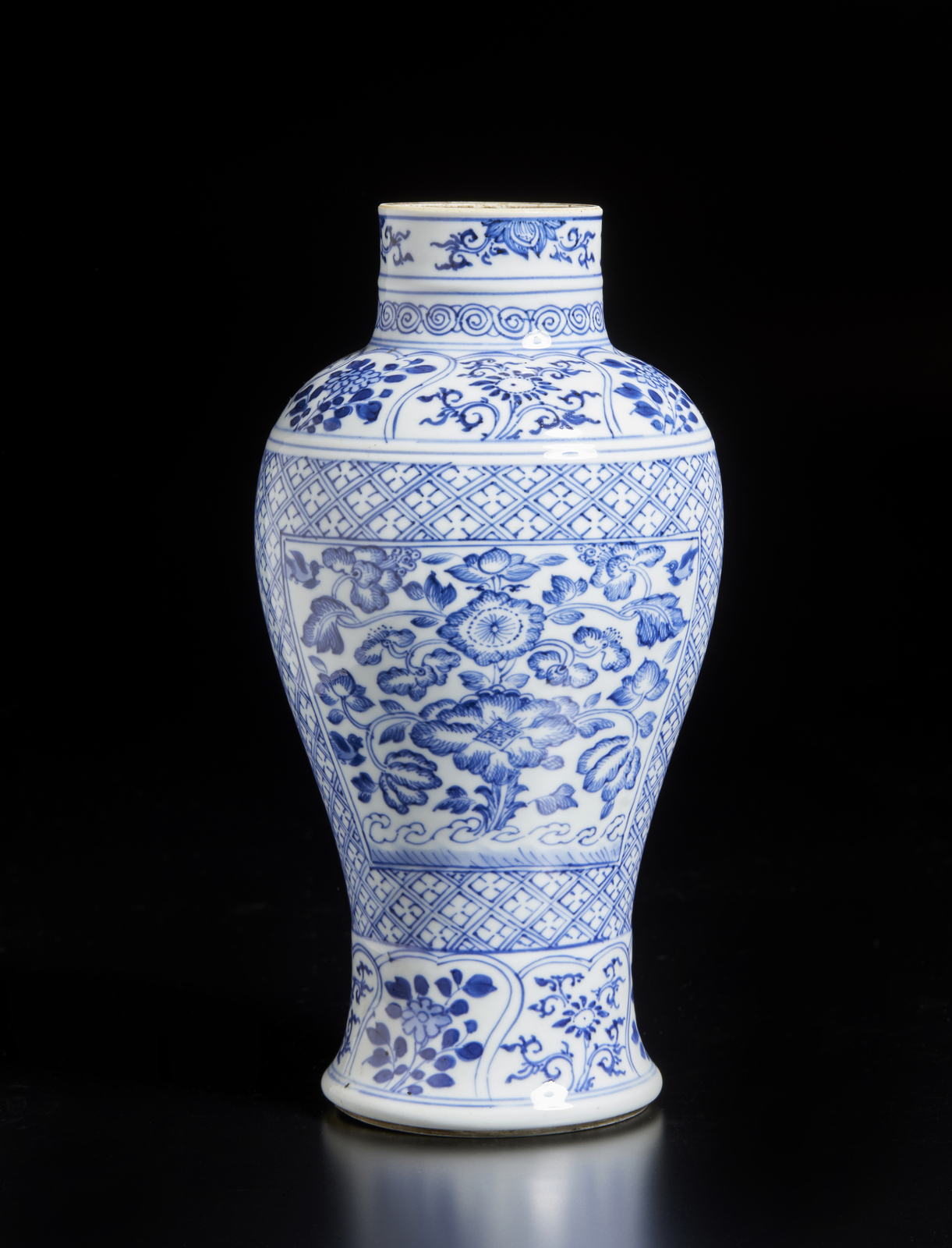 Arte Cinese A blue and white porcelain balauster vaseChina, 17th century. - Image 2 of 3