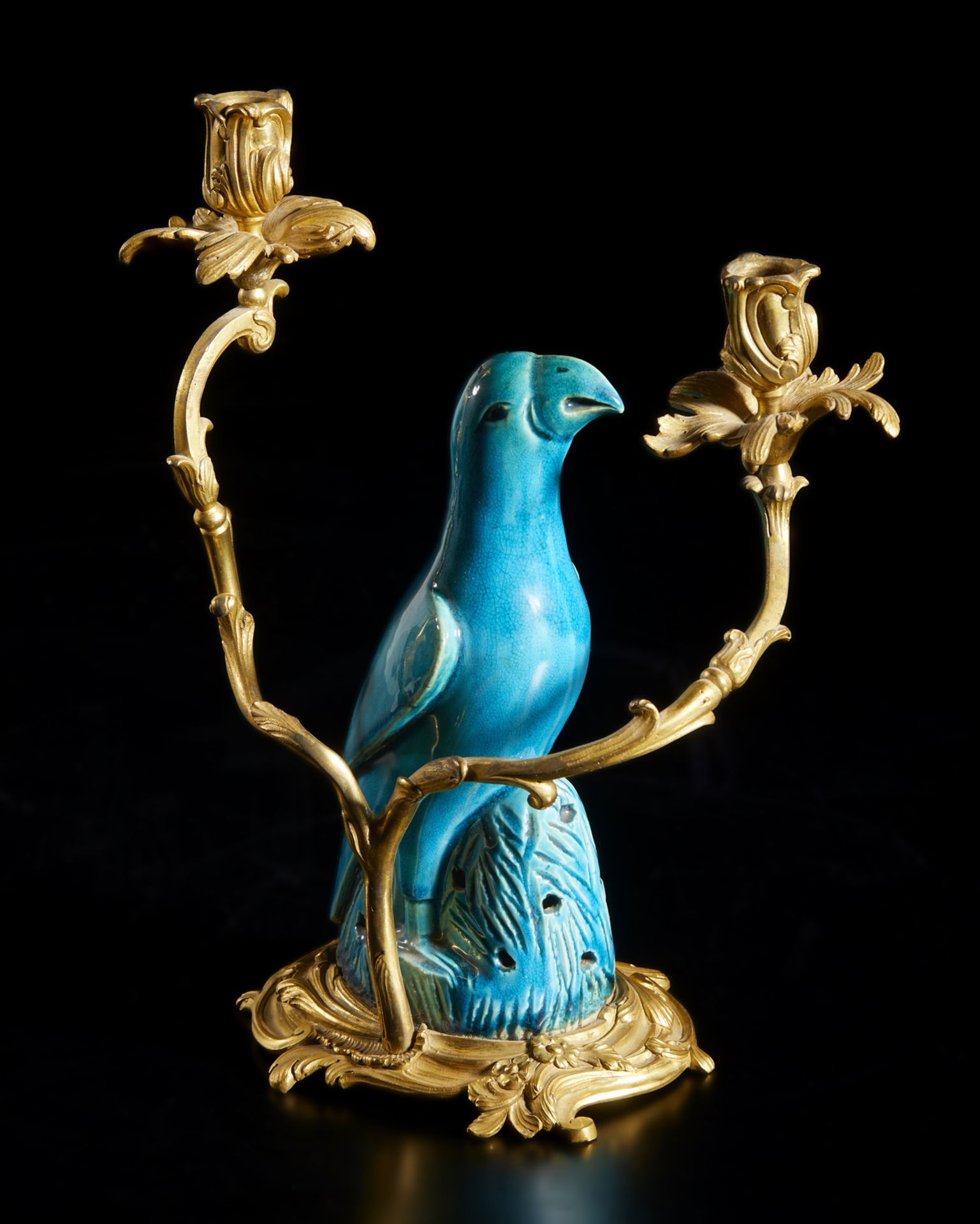 Arte Cinese  A pair of gilded bronze chandlesticks with blue glazed porcelain parrotsChina, Qing, 19 - Bild 8 aus 8