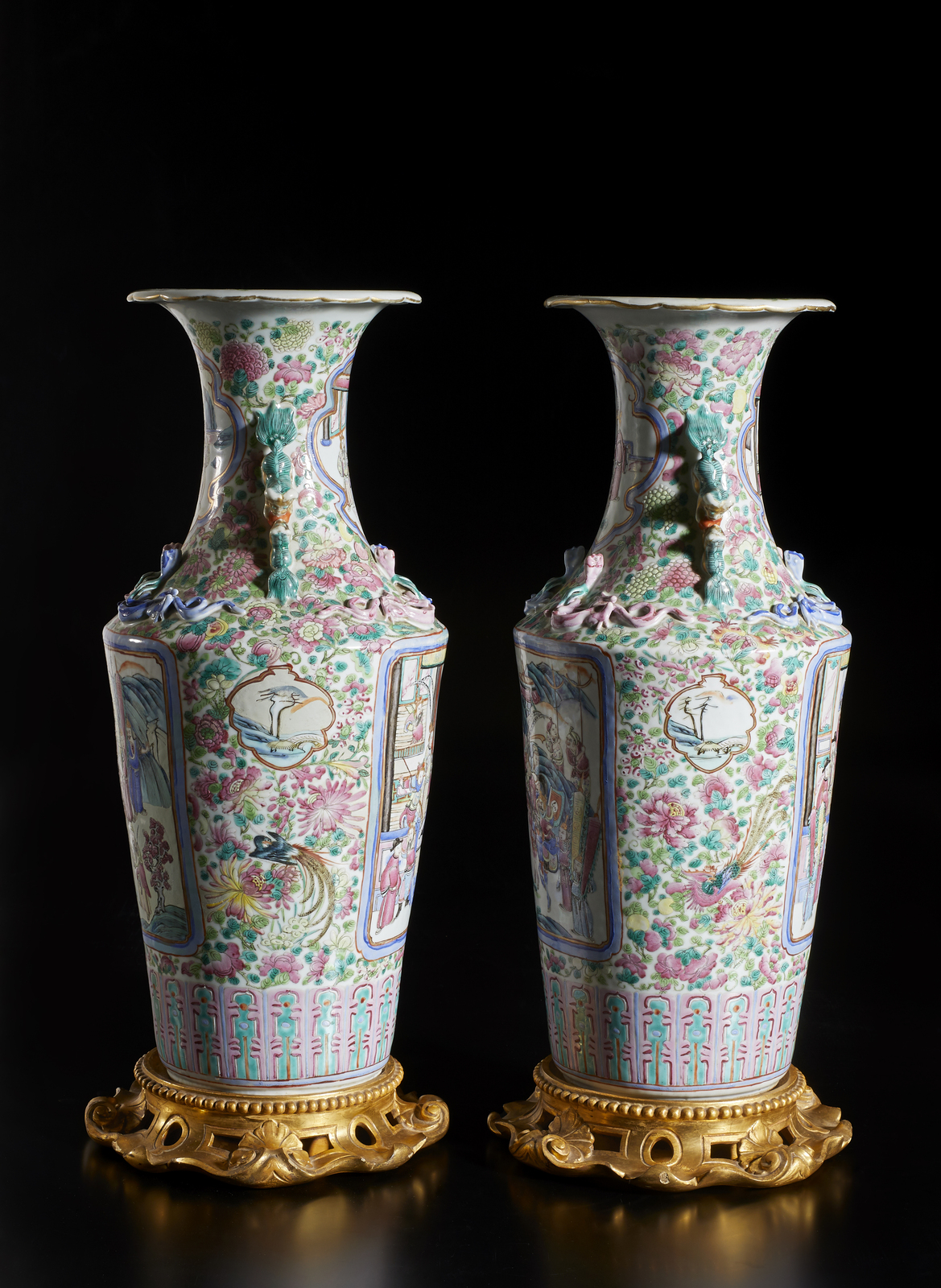 Arte Cinese A pair of cantonese famille rose vases with qilong moulded handlesChina, Qing, early 20 - Image 2 of 5