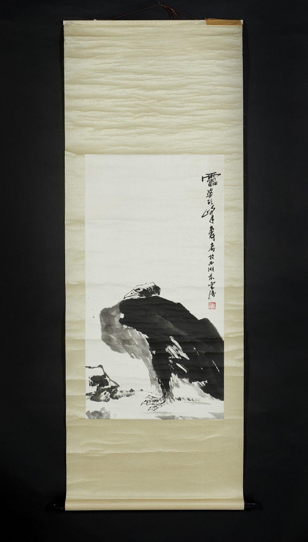 Arte Cinese A scroll painting on paper depicting a vultureChina, Qing dynasty, 19th century .