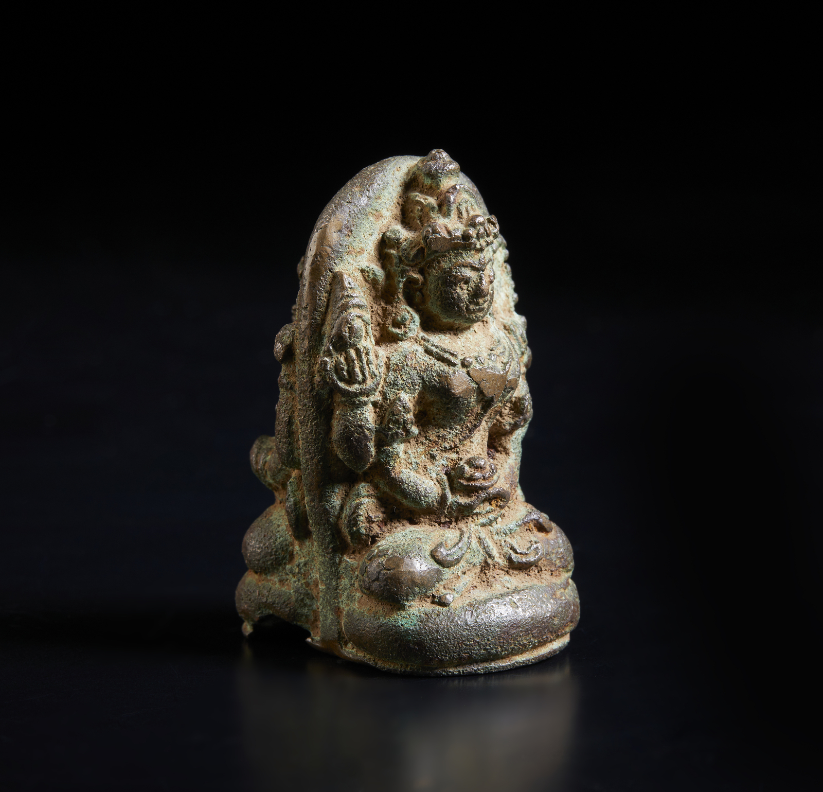 Arte Sud-Est Asiatico A small double sided bronze figure Indonesia, Java, 10th century (?) .