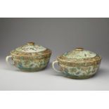Arte Cinese A pair of large Canton porcelain bowls and covers China, Qing dynasty, 19th century .