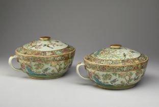 Arte Cinese A pair of large Canton porcelain bowls and covers China, Qing dynasty, 19th century .