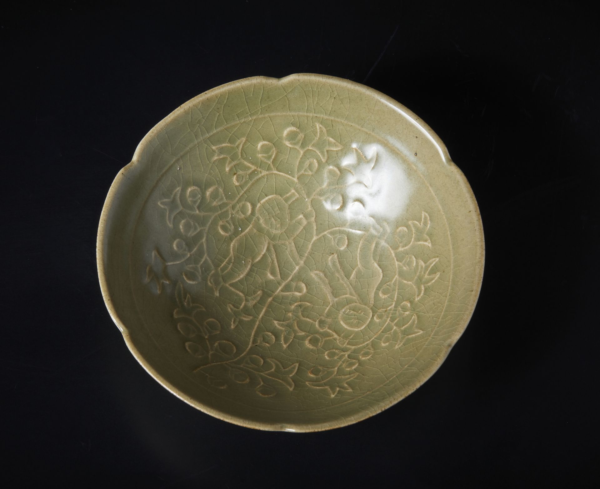 Arte Cinese  A celadon glazed pottery Yaozhou bowl China, 20th century. - Bild 2 aus 3