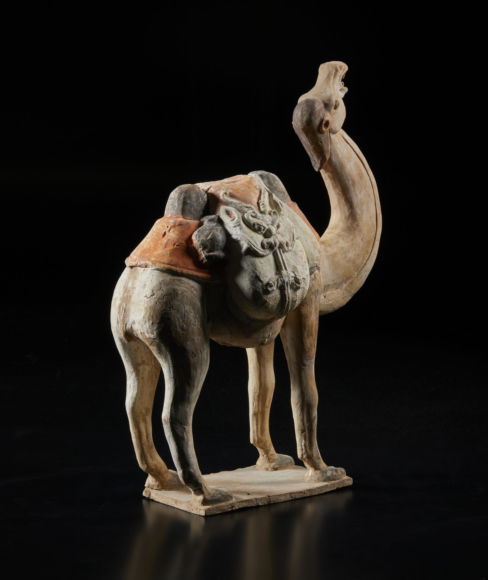 Arte Cinese  A fine model of a caparisoned bactrian camelChina, Tang dynasty, 8th century . - Bild 3 aus 4