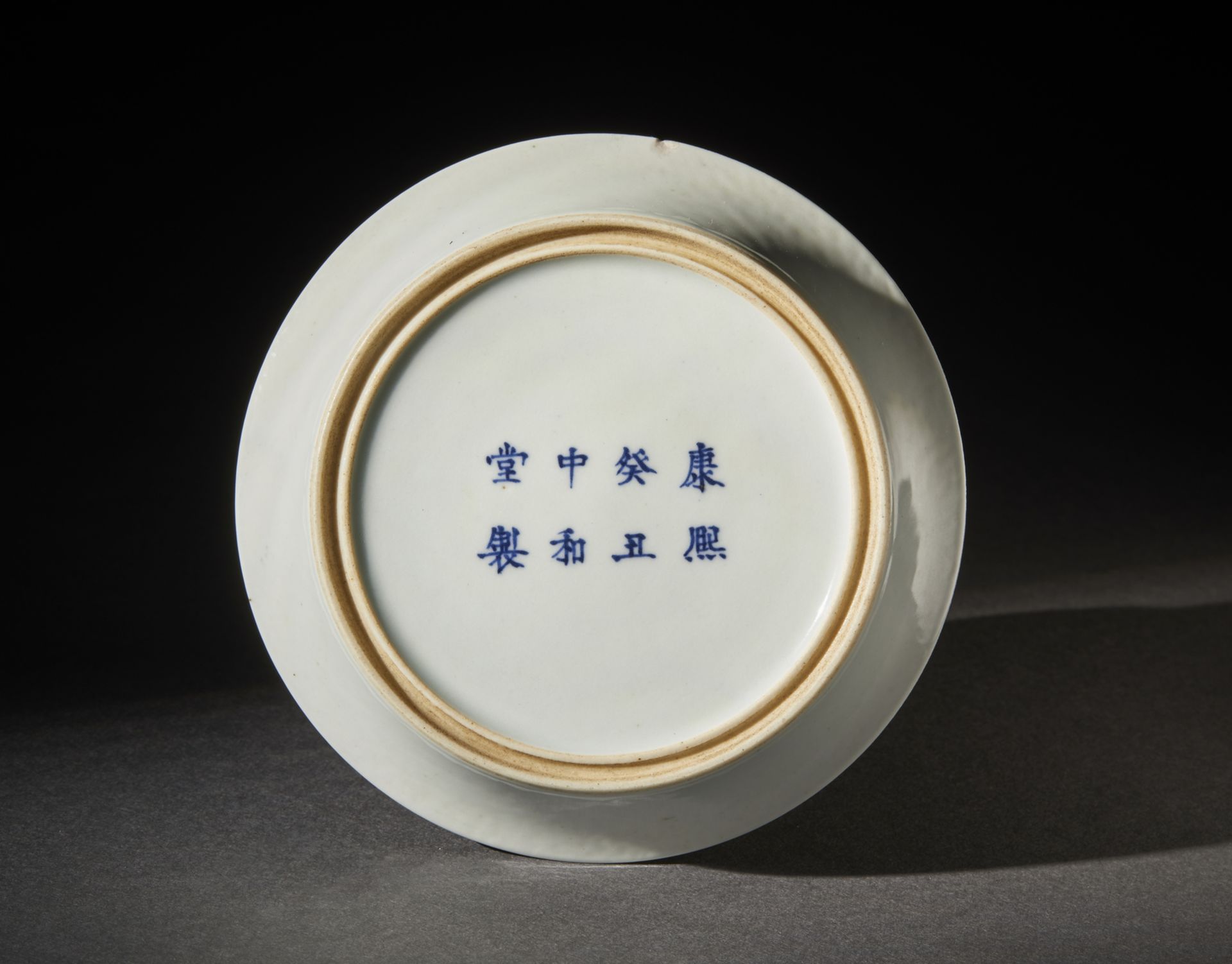 Arte Cinese  A porcelain saucer dish with underglaze red decoration. China, 20th century. . - Bild 2 aus 3