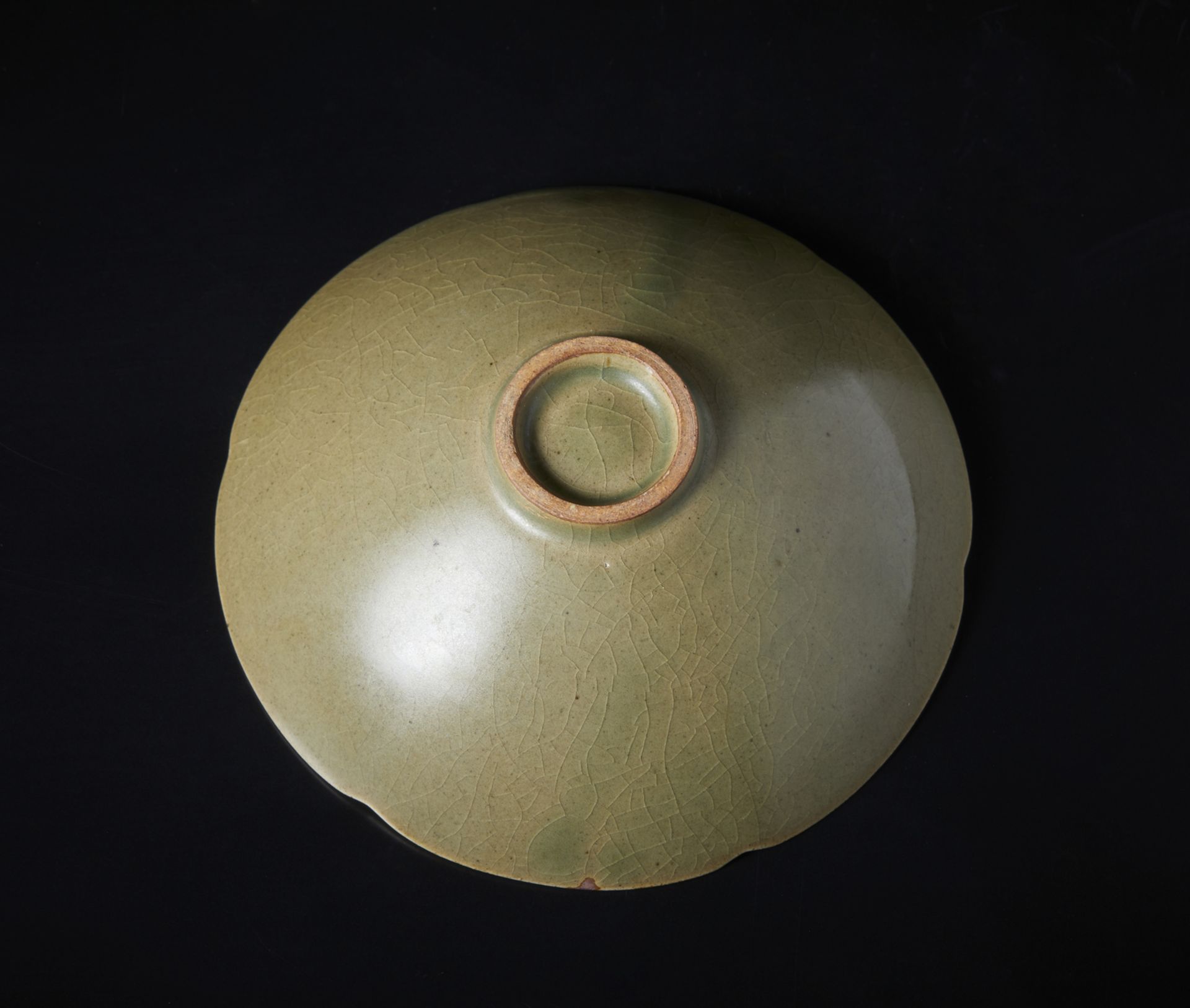 Arte Cinese  A celadon glazed pottery Yaozhou bowl China, 20th century. - Bild 3 aus 3