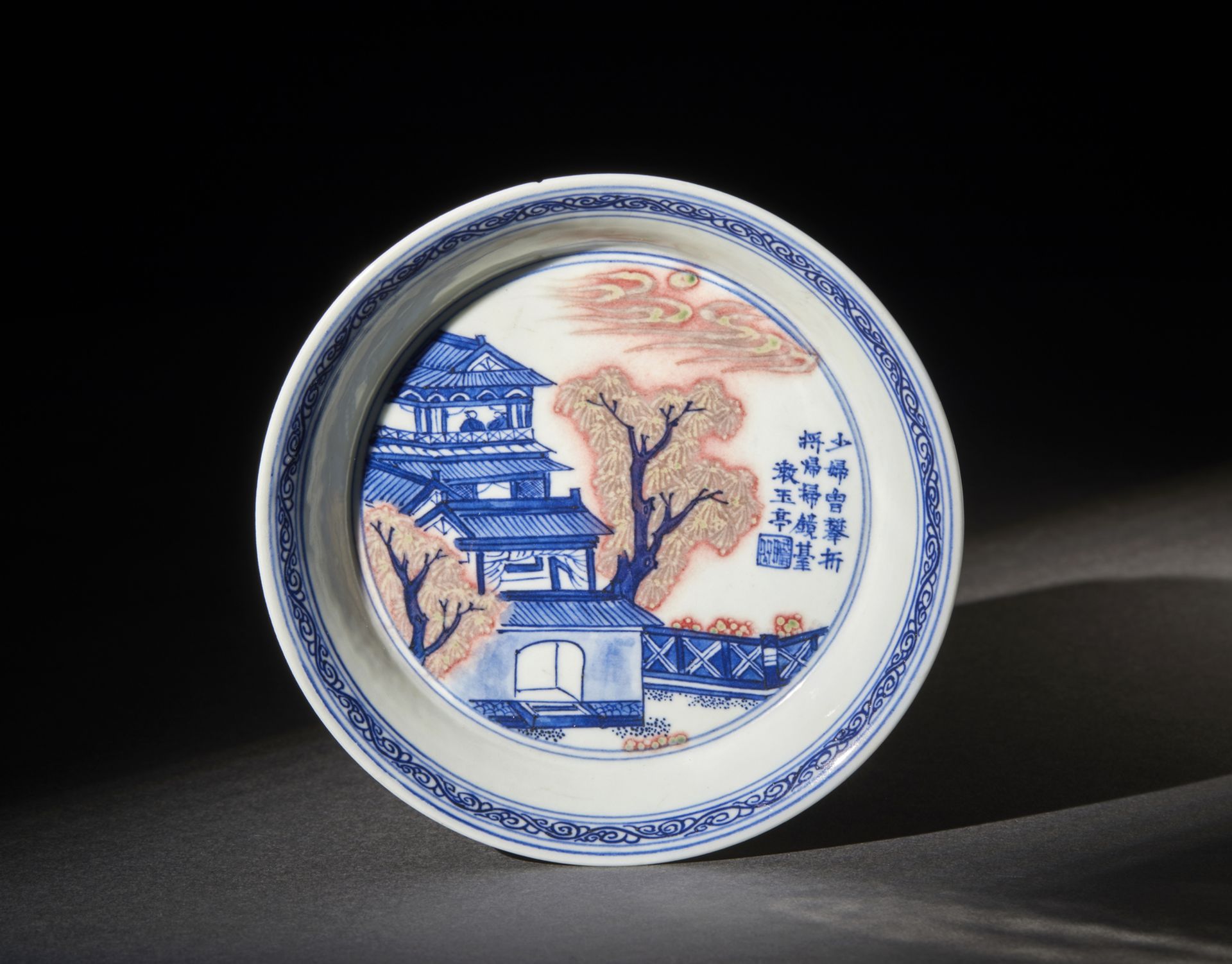 Arte Cinese  A porcelain saucer dish with underglaze red decoration. China, 20th century. . - Bild 3 aus 3