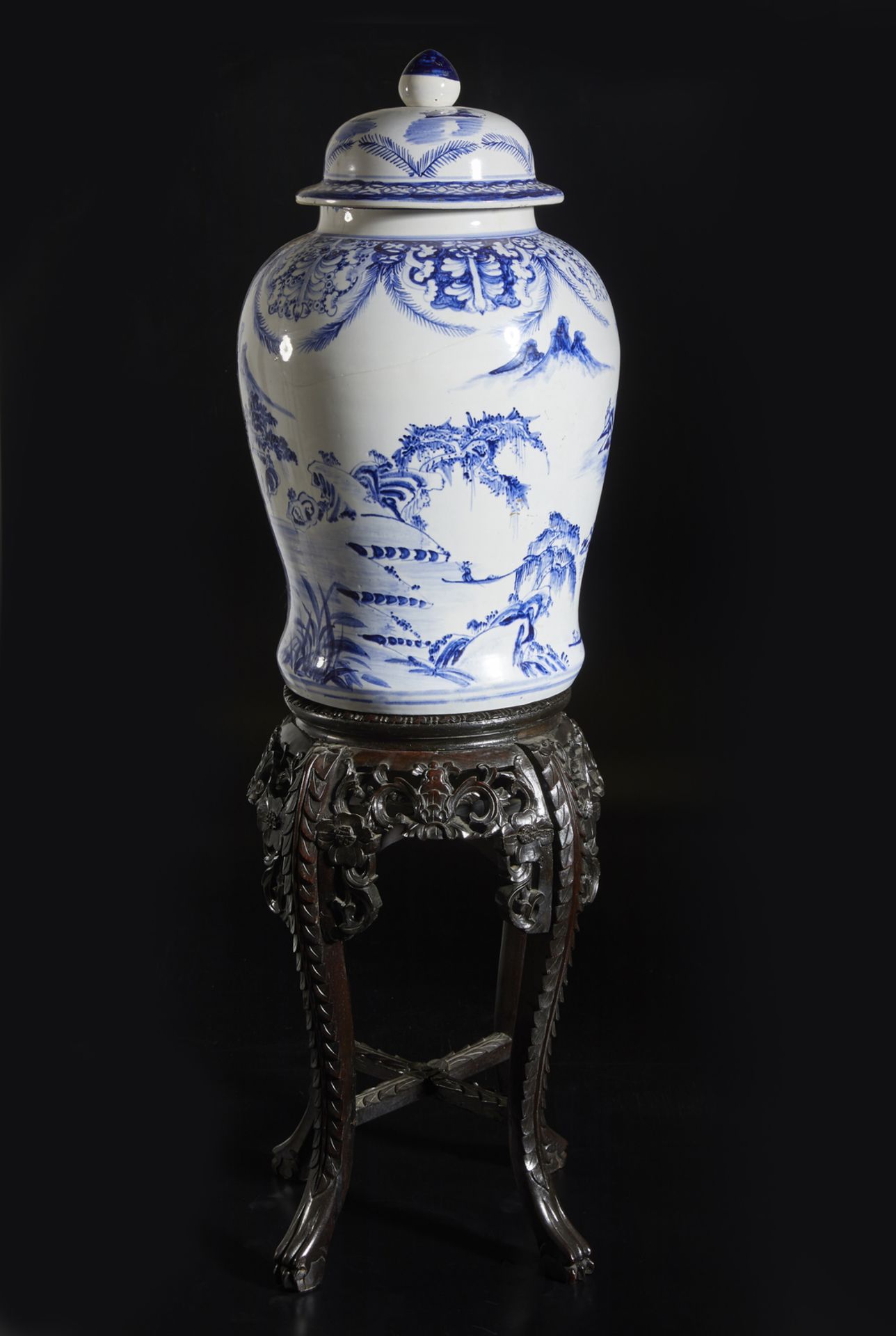 Arte Cinese Lot composed of a blue and white Chinoiserie porcelain jar with lid and a Chinese stand
