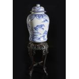 Arte Cinese Lot composed of a blue and white Chinoiserie porcelain jar with lid and a Chinese stand