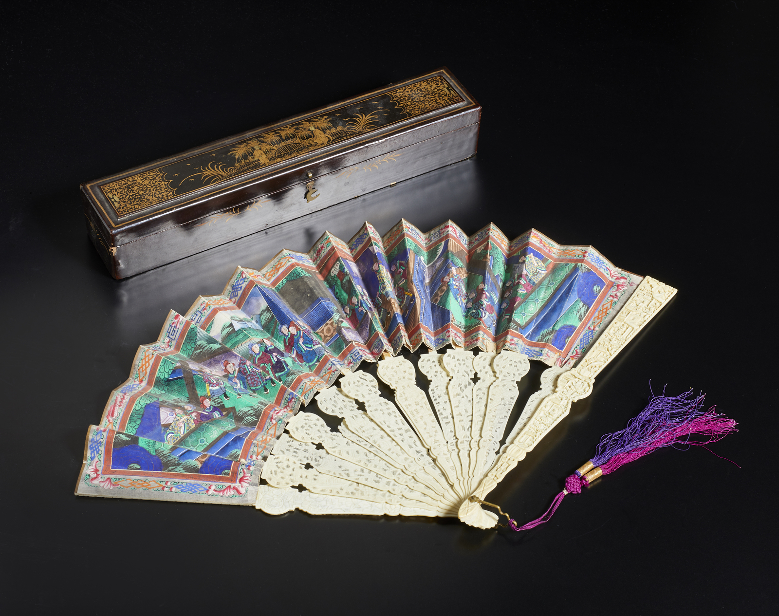 Arte Cinese A finely painted fan within lacquered box China, Qing dynasty, 19th century .