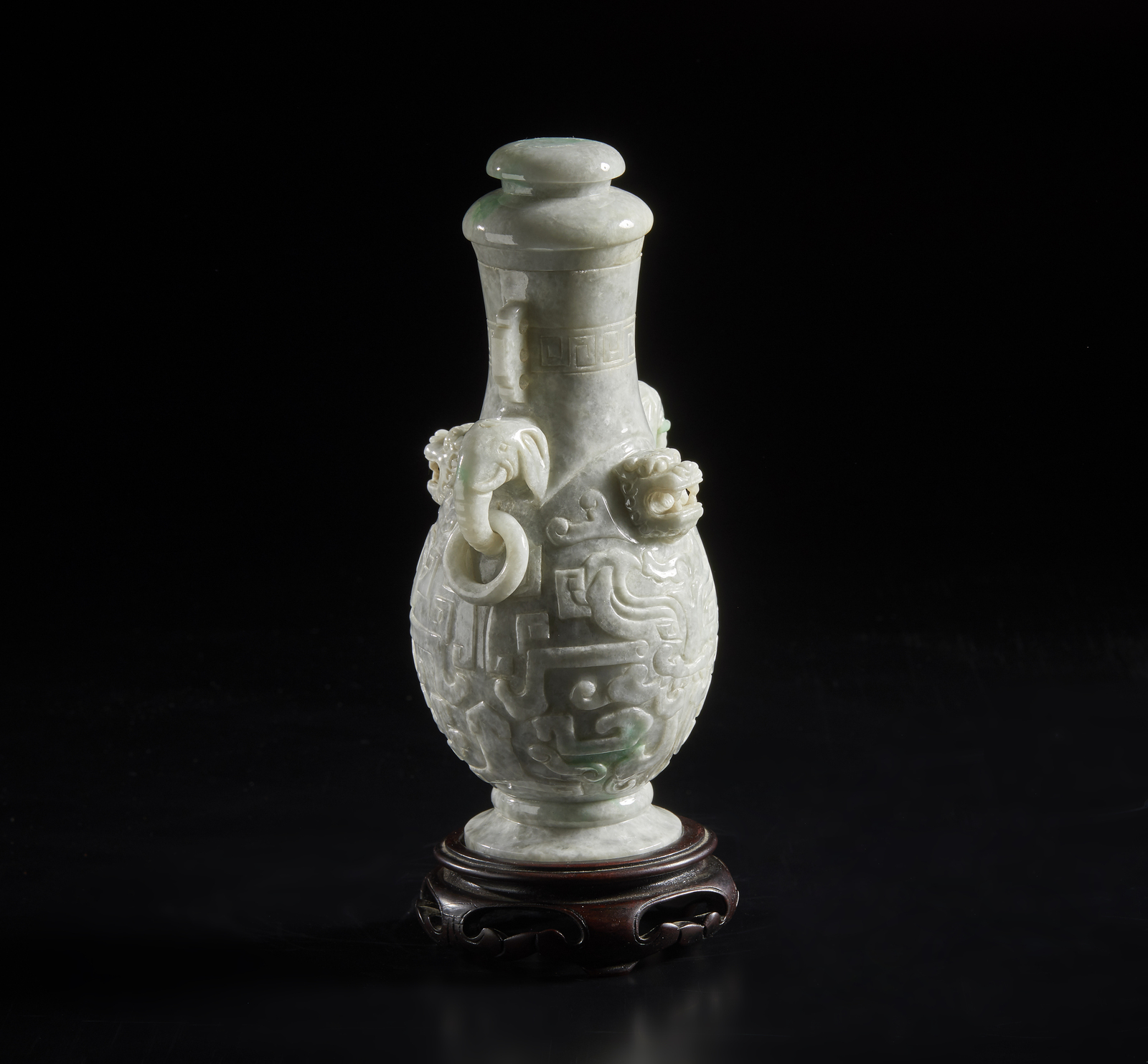 Arte Cinese A white and green jadeite bottle vase with coverChina, 20th century . - Image 2 of 5