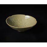 Arte Cinese A celadon glazed pottery Yaozhou bowl China, 20th century.