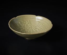 Arte Cinese A celadon glazed pottery Yaozhou bowl China, 20th century.