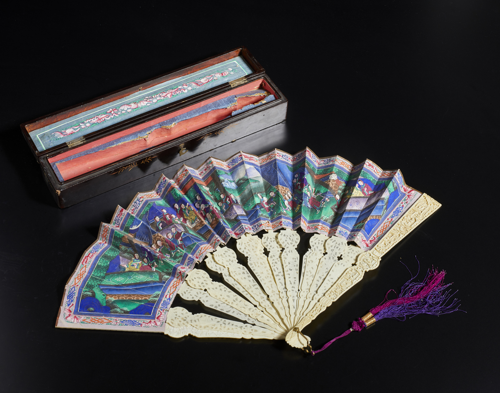 Arte Cinese A finely painted fan within lacquered box China, Qing dynasty, 19th century . - Image 2 of 3