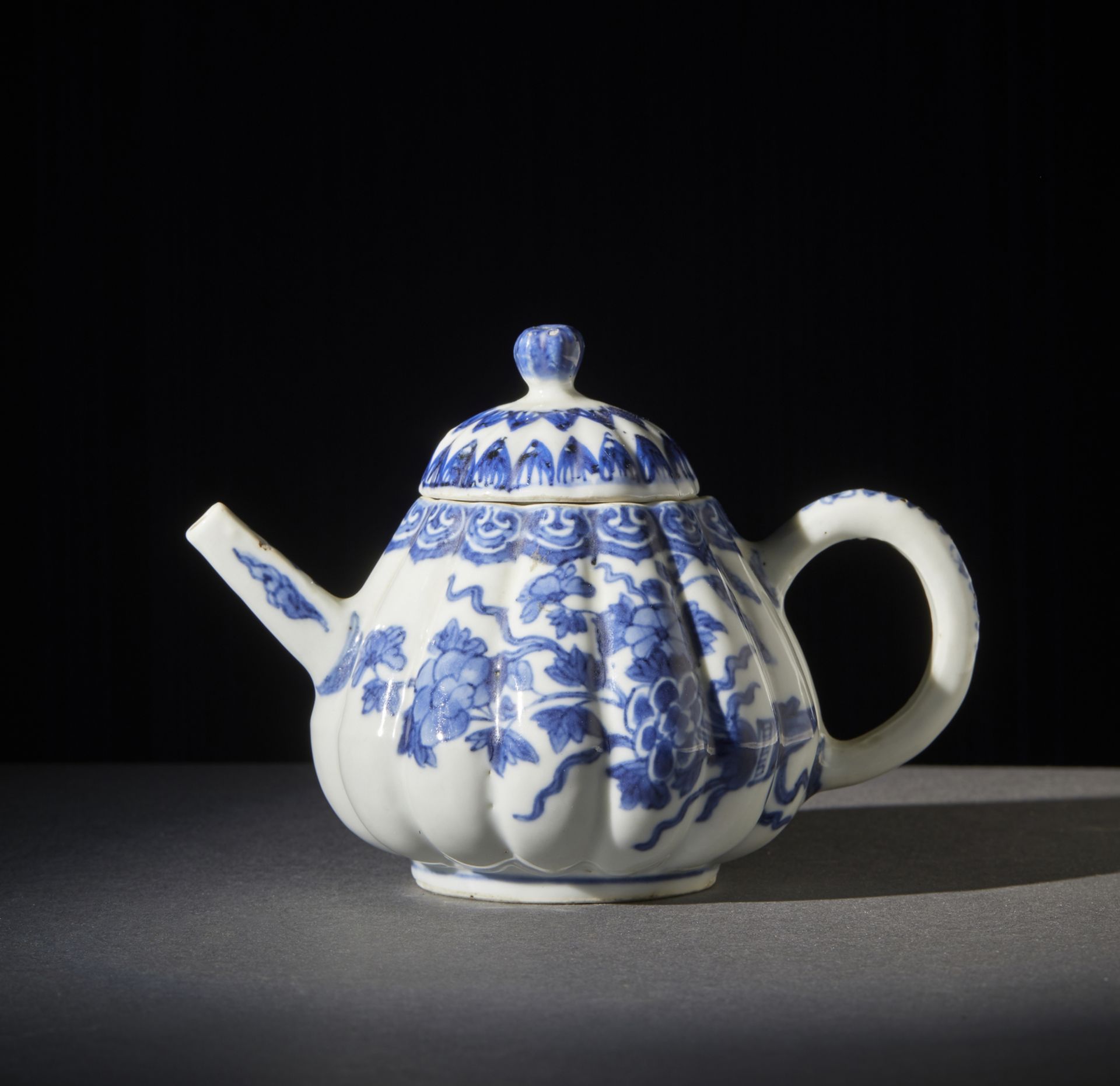 Arte Cinese  A blue and white ribbed porcelain teapot. China, Qing dynasty, Kangxi period, 18th cent