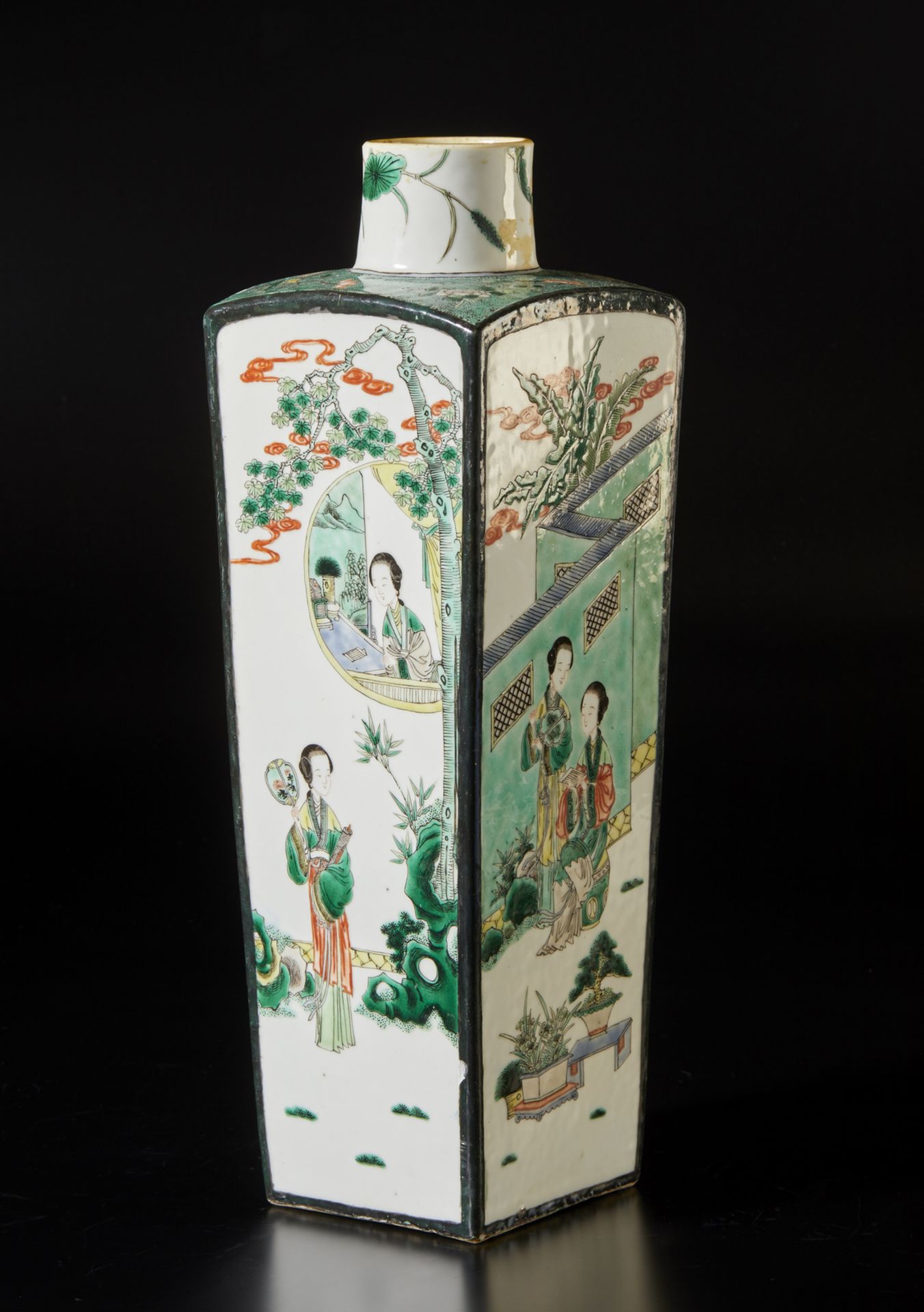 Arte Cinese A faceted famille verte porcelain vase China, Qing dynasty, Kangxi mark and period .