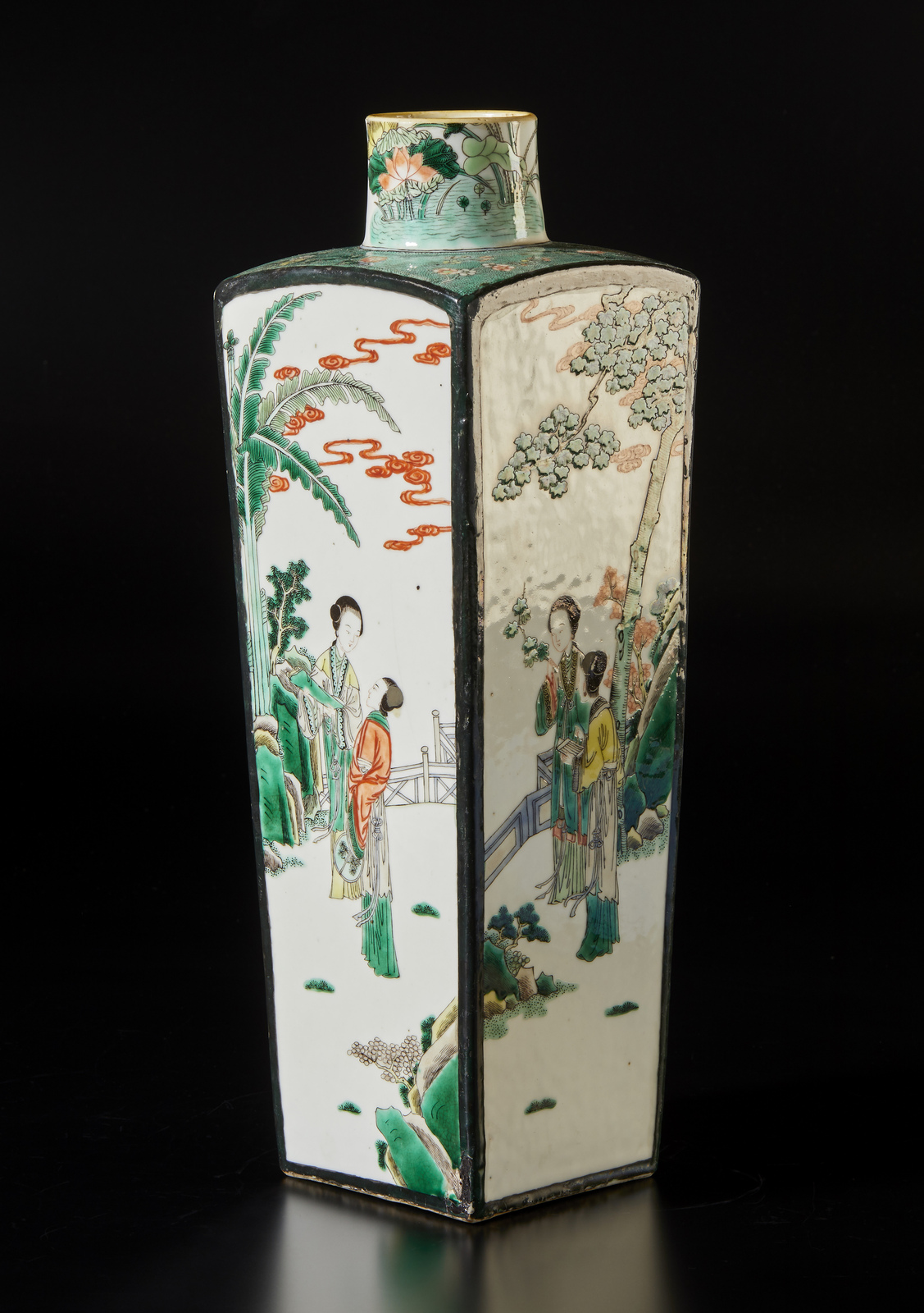 Arte Cinese A faceted famille verte porcelain vase China, Qing dynasty, Kangxi mark and period . - Image 2 of 4