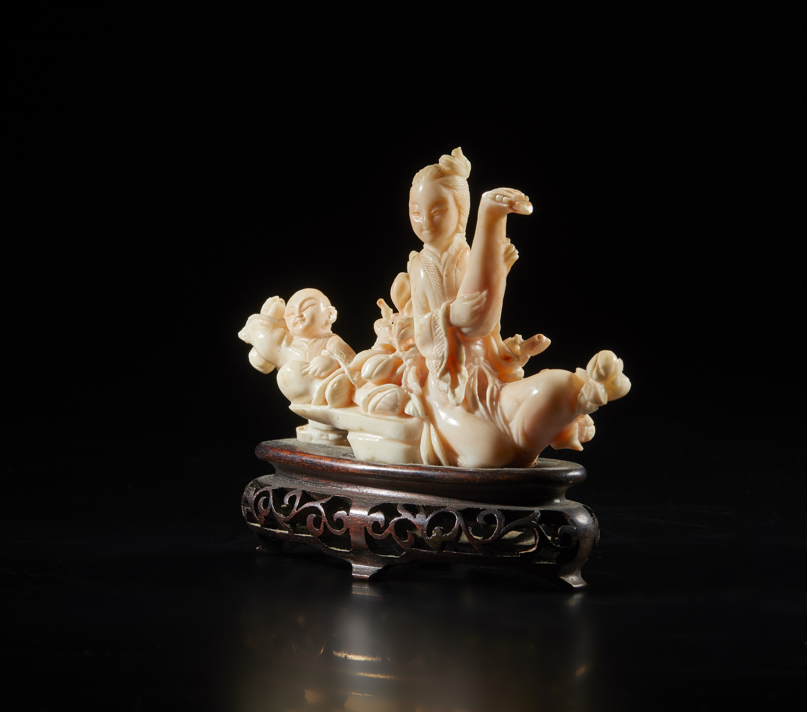 Arte Cinese A peau d'ange coral carvingChina, late 20th century. - Image 4 of 4