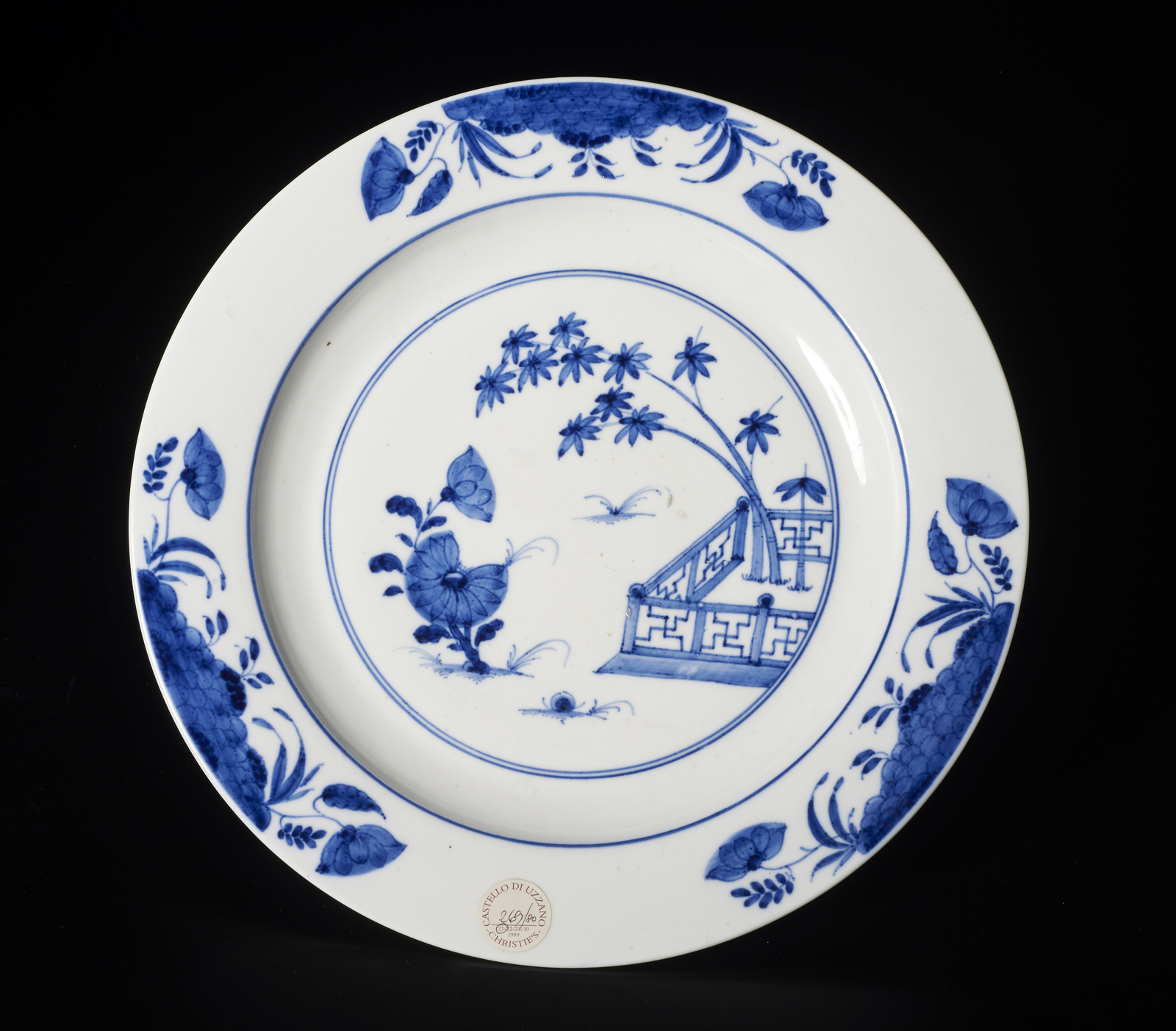 Arte Cinese Three large blue and white porcelain dishesCina, Qing, Kangxi period, 17th/18th century - Image 2 of 7