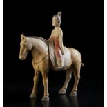 Arte Cinese A fine pottery model of a lady on horsebackChina, Tang dynasty, 9th century.