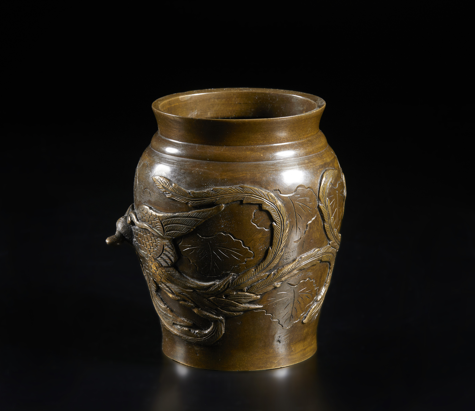 Arte Giapponese A cast bronze vase with high relief decoration and seal mark on the baseJapan, Meij - Image 2 of 5