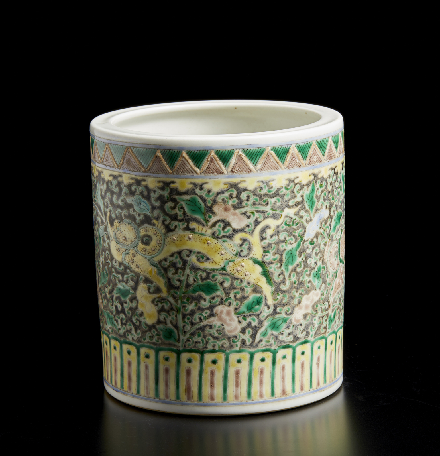 Arte Cinese A "kangxi-wucai" type porcelain brushpot (bitong) bearing a six character Guangxu mark - Image 2 of 4