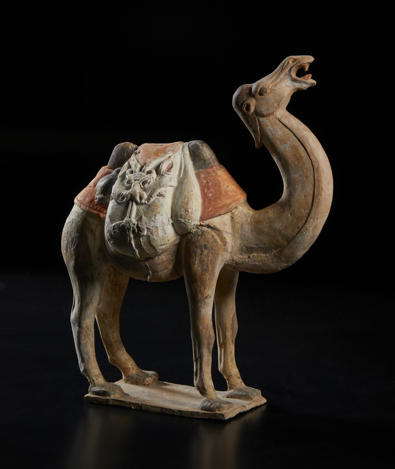 Arte Cinese  A fine model of a caparisoned bactrian camelChina, Tang dynasty, 8th century . - Bild 4 aus 4