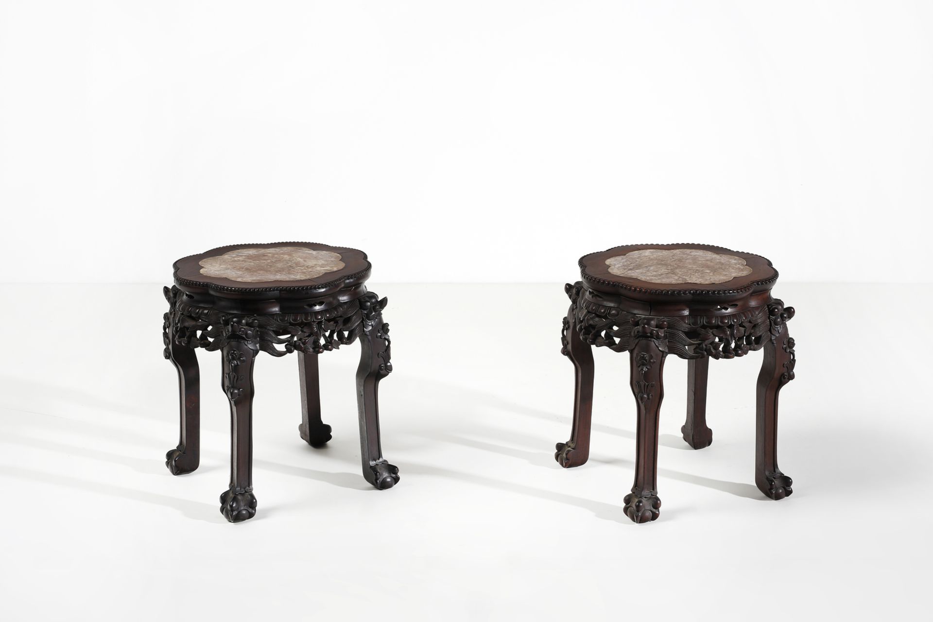 Arte Cinese A pair of wooden stools with pink marble top China, Qing dynasty, 19th century .