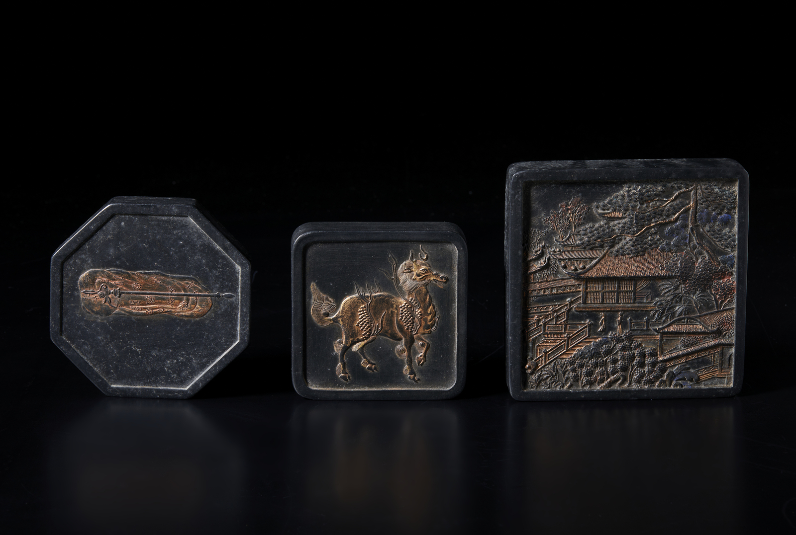 Arte Cinese Three different size and shape moulded ink sticksChina, Qing dynasty, 19th century. - Image 2 of 3